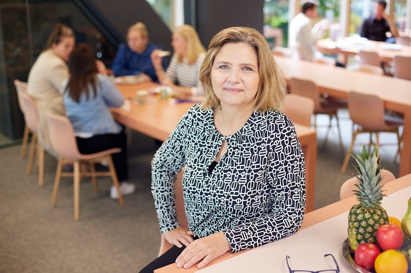 Nancy de Vries- Leefstijlcoach in Amersfoort achtergrondfoto met gezond voedsel en haar clienten in een kantine